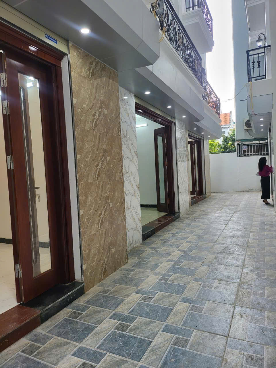 BÁN NHÀ LONG BIÊN_NHÀ MỚI XÂY_MẶT TIỀN RỘNG 6 MÉT